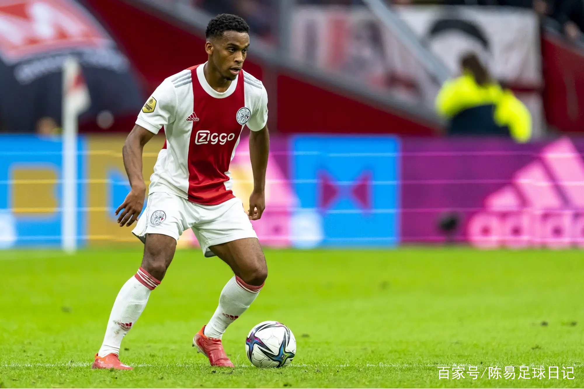 国足怒砍21分阿扎伦卡在日本队比赛中赛况扑朔迷离，现场解说直呼：风云突变阿贾克斯赛前再遭质疑的简单介绍